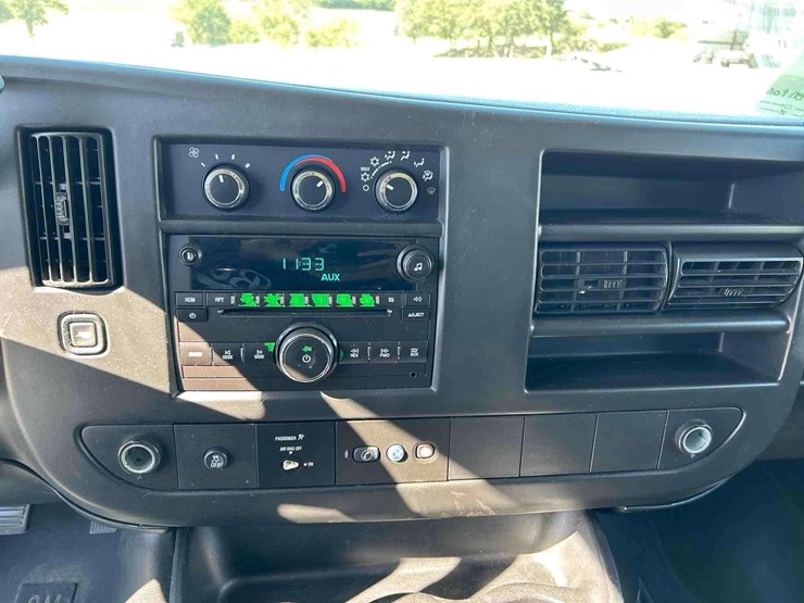 2012-chevrolet-express-3500-passenger-van-image-15