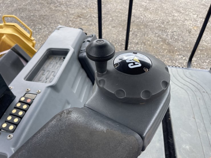 2017-caterpillar-cb66b-image-10