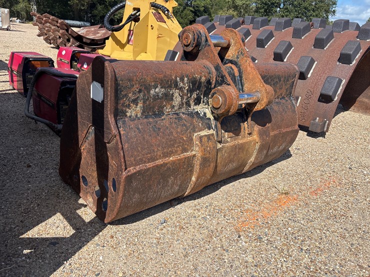 #2763-•-48-in-cat-cleanout-bucket-image-2