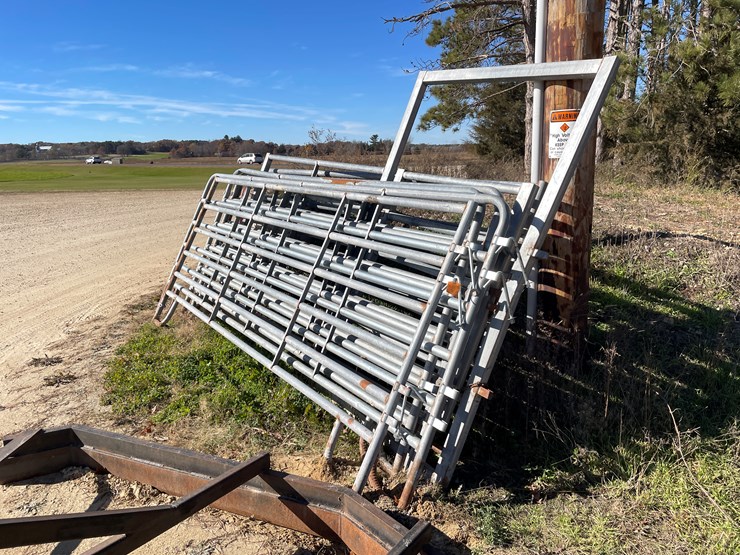 #5924a-•-galvanized-corral-with-walk-through-gate-image-1