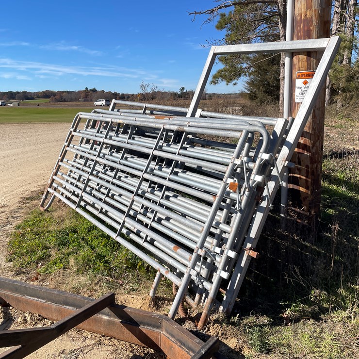 #5924A • Galvanized Corral with Walk Through Gate