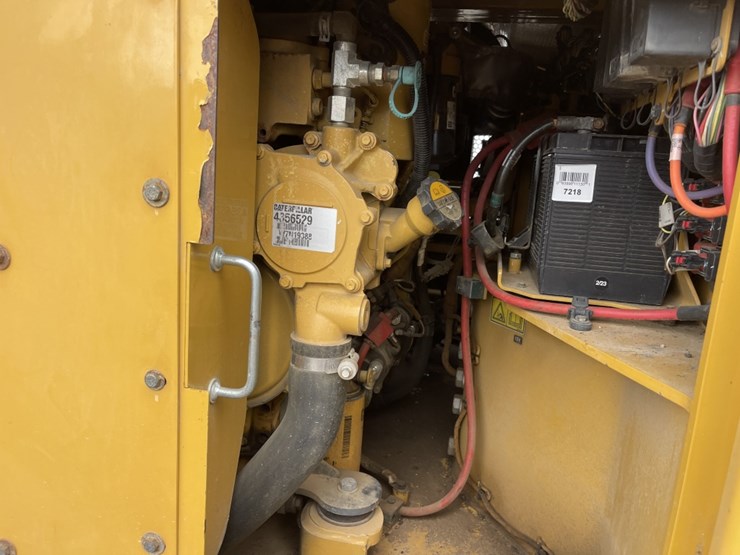 2017-caterpillar-cb66b-image-13