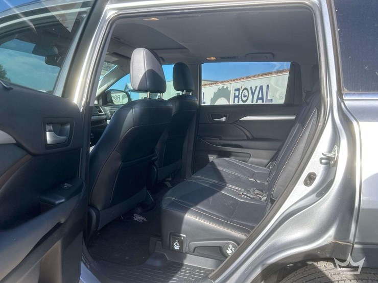 2015-toyota-highlander-image-9