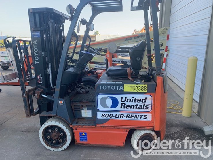 2021-toyota-forklift-warehouse,-electric,-2-stage-mast,-5,000lb-capacity,-42''-forks,-side-shift-(drive-issue)-model-8fbcu25-image-2