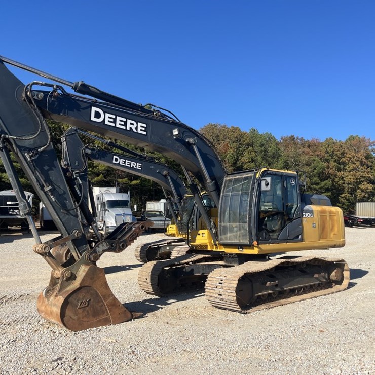 DEERE 210G