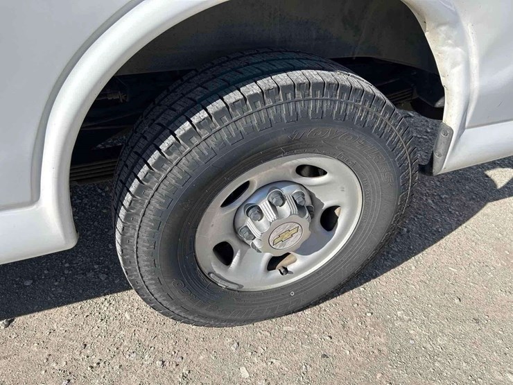 2013-chevrolet-express-3500-passenger-van-image-24