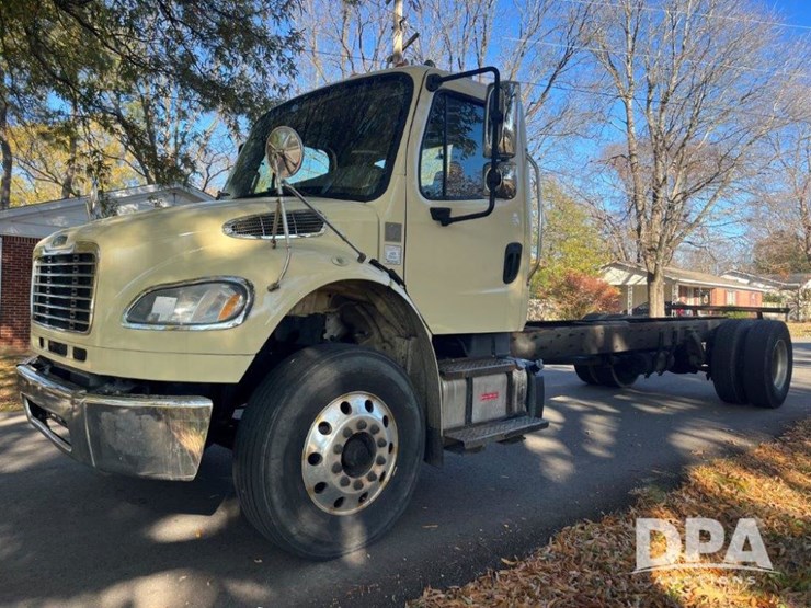 2018-freightliner-m2-106-image-1
