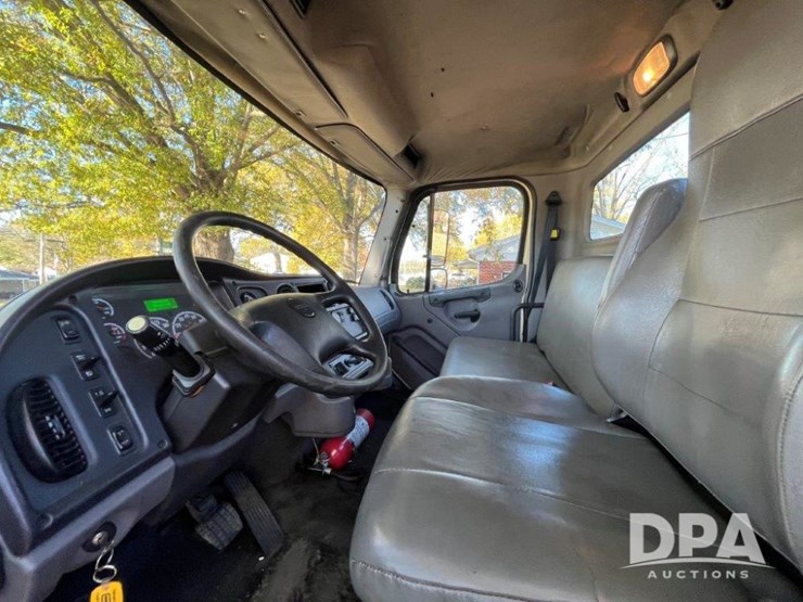 2018-freightliner-m2-106-image-8