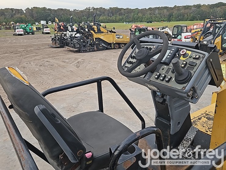 2012-caterpillar-ap-1055e-image-36