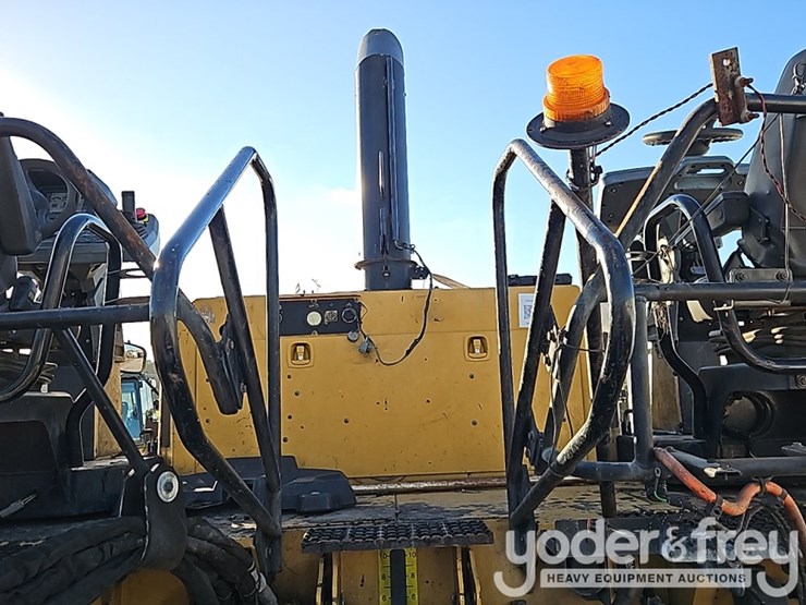 2017-caterpillar-ap-1000f-image-28