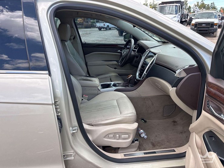 2013-cadillac-srx-image-23