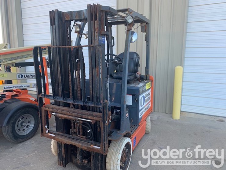 2021-toyota-forklift-warehouse,-electric,-2-stage-mast,-5,000lb-capacity,-42''-forks,-side-shift-(drive-issue)-model-8fbcu25-image-1