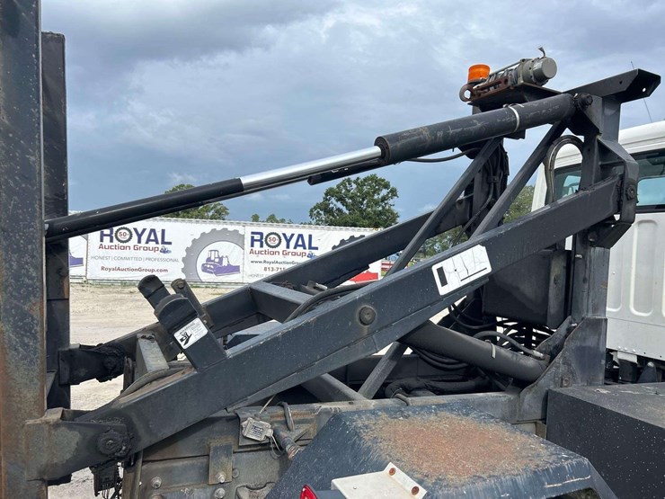 2005-freightliner-m2-106-image-22