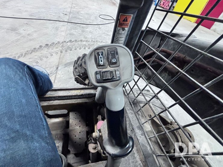 2011-new-holland-l218-image-37