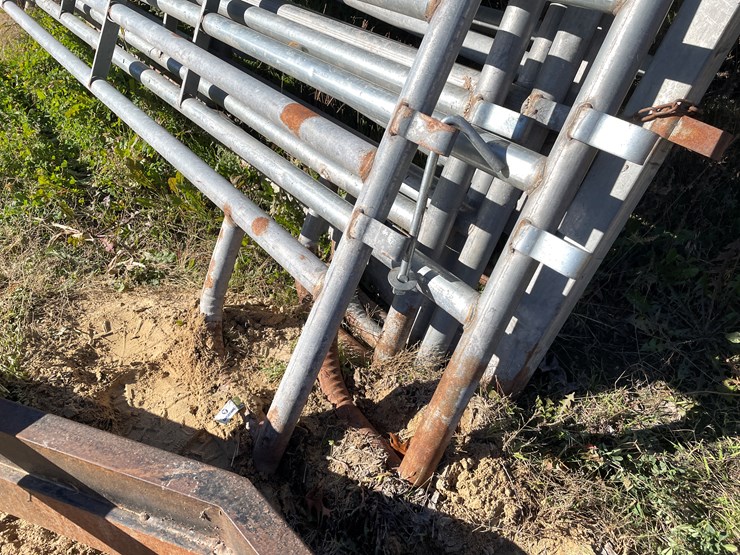 #5924a-•-galvanized-corral-with-walk-through-gate-image-9