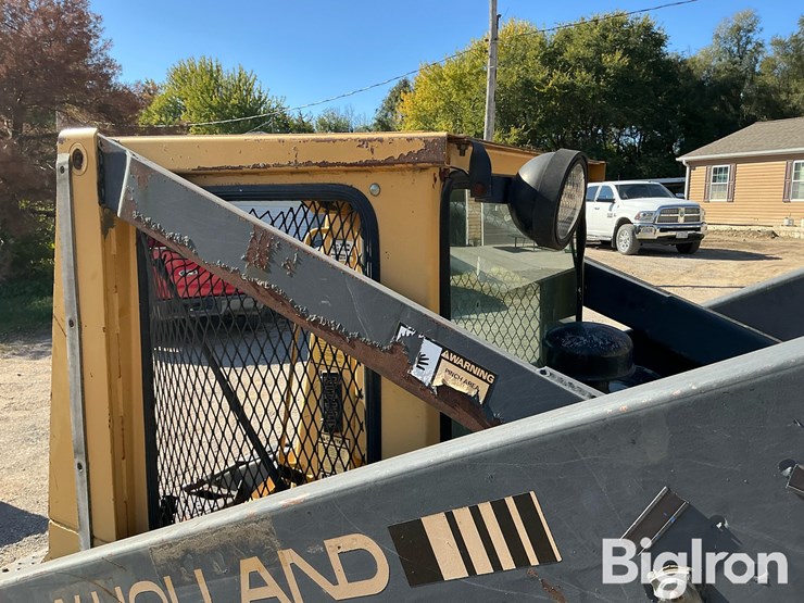 1990-new-holland-l785-image-17