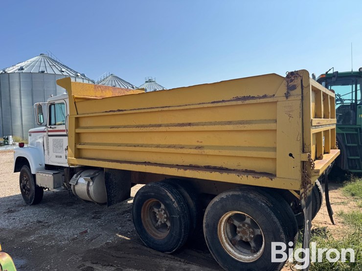 1976-international-f4270-image-8