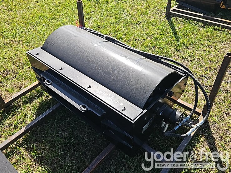 unused-gy-vr39-vibratory-roller-to-suit-mini-skidsteer-image-2