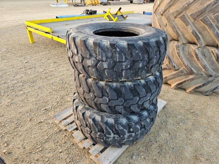 #3140-•-(3)-405/70r20-tires-image-2