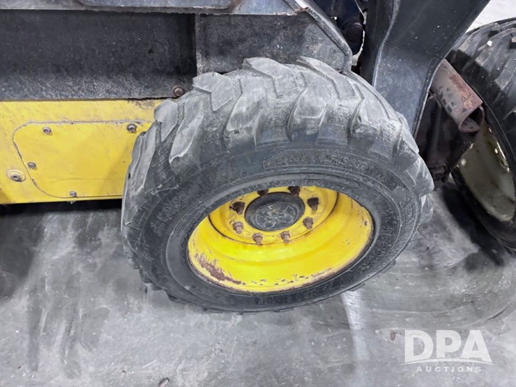 2011-new-holland-l218-image-33