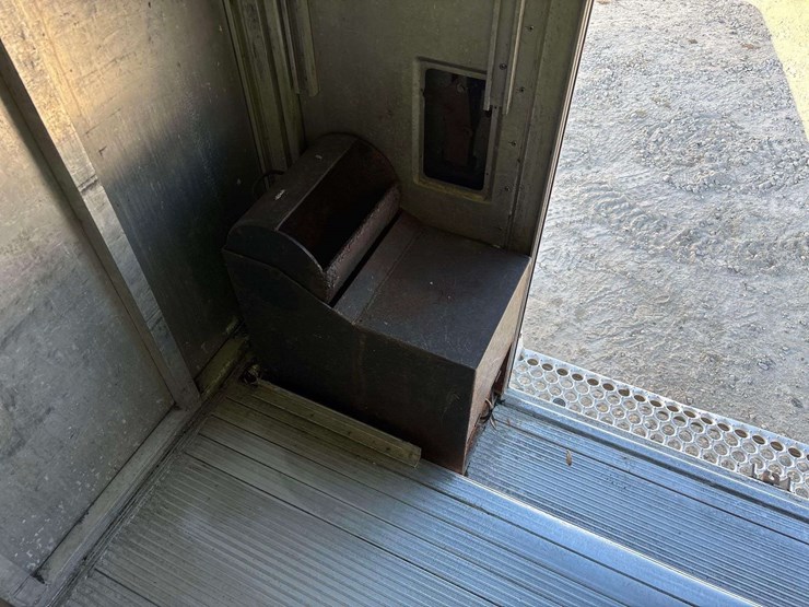 2016-isuzu-npr-image-21