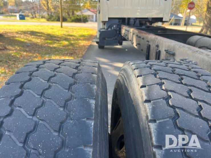 2018-freightliner-m2-106-image-5