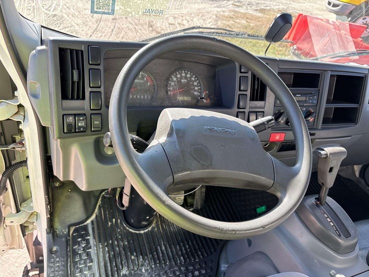 2016-isuzu-npr-image-29