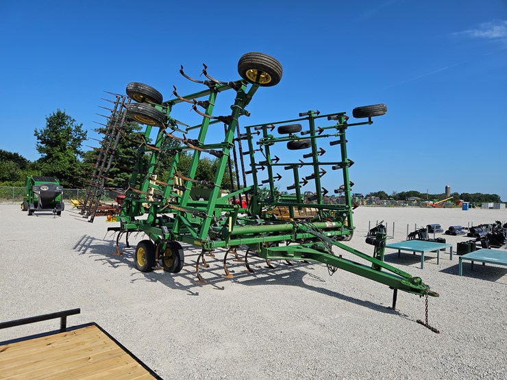 john-deere-2210-image-1