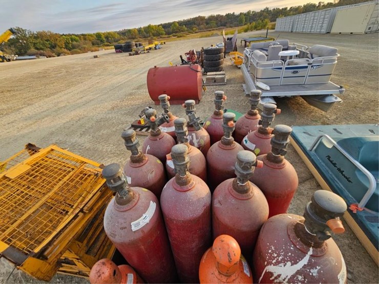 #3153-•-14-carbon-dioxide-tanks-&-bin-image-10