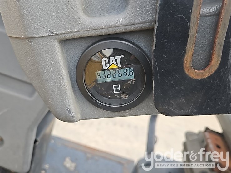 2012-caterpillar-ap-1055e-image-39