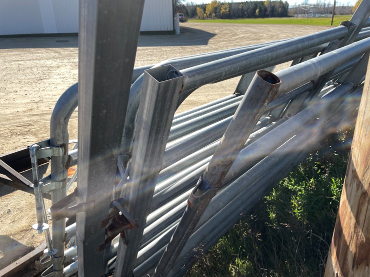 #5924a-•-galvanized-corral-with-walk-through-gate-image-14