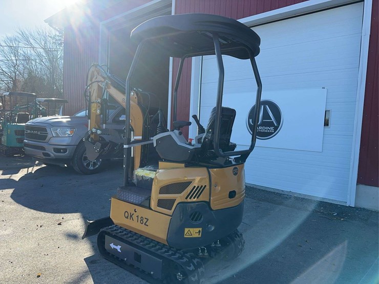 2025-agt-qk18z-mini-excavator-image-7