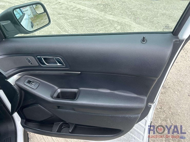 2017-ford-explorer-image-24