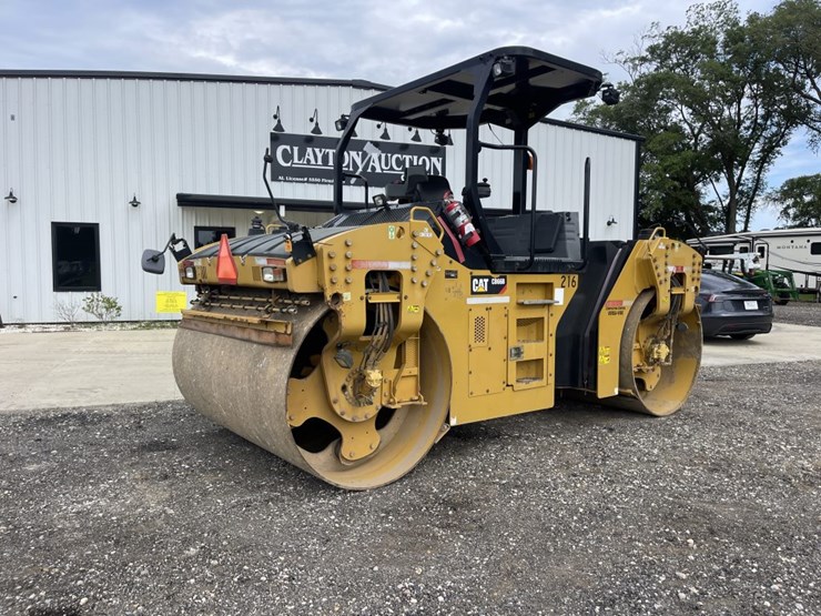 2017-caterpillar-cb66b-image-1