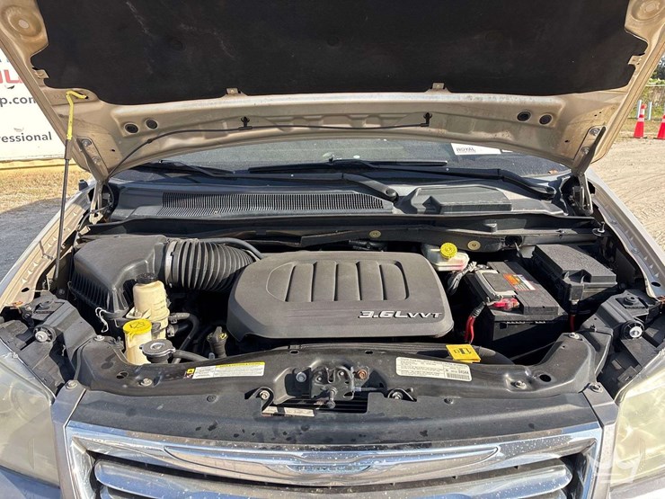 2013-chrysler-town-&-country-image-20