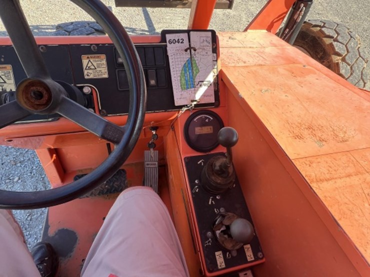 2013-sky-trak-6042-image-11