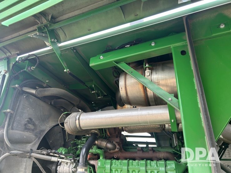 2020-john-deere-w235-image-27