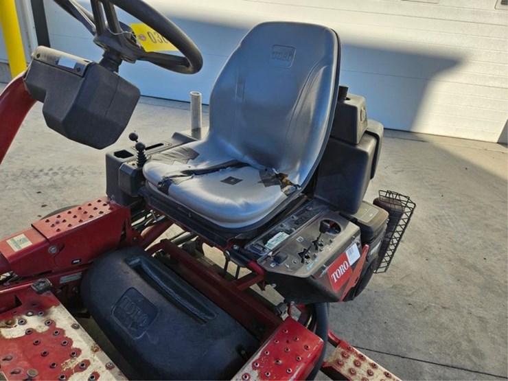 #3038-•-toro-3150-greens-mower-image-25