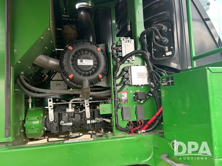 2020-john-deere-w235-image-25