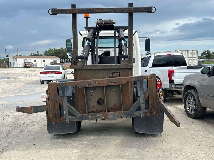 2005-freightliner-m2-106-image-27