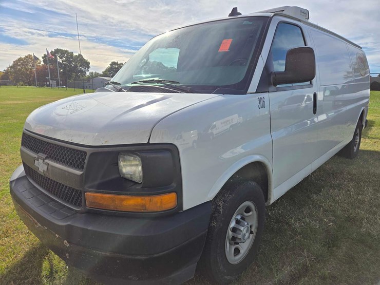 2017-chevrolet-express-g3500-image-1