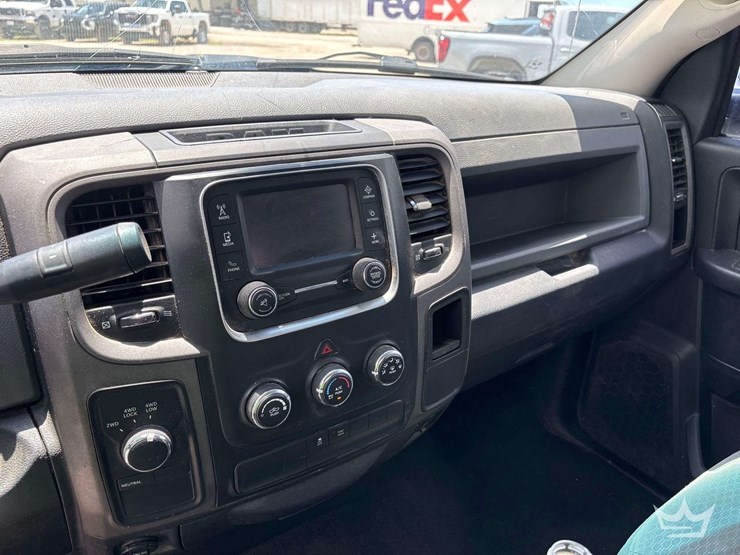 2014-ram-1500-4x4-crew-cab-pickup-truck-image-15