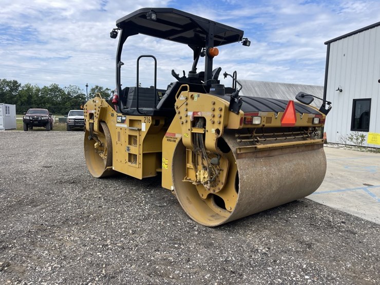 2017-caterpillar-cb66b-image-11