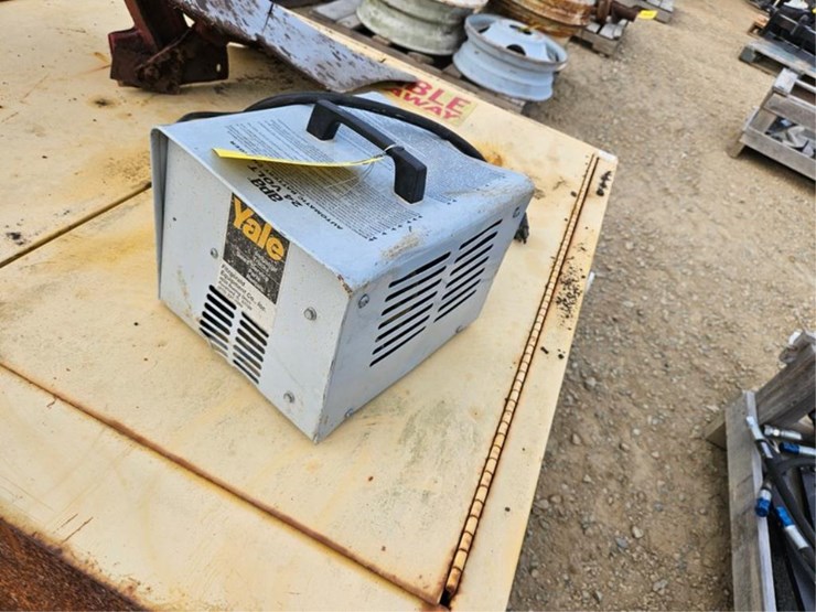 #3032-•-yale-automatic-24-volt-battery-charger-image-7