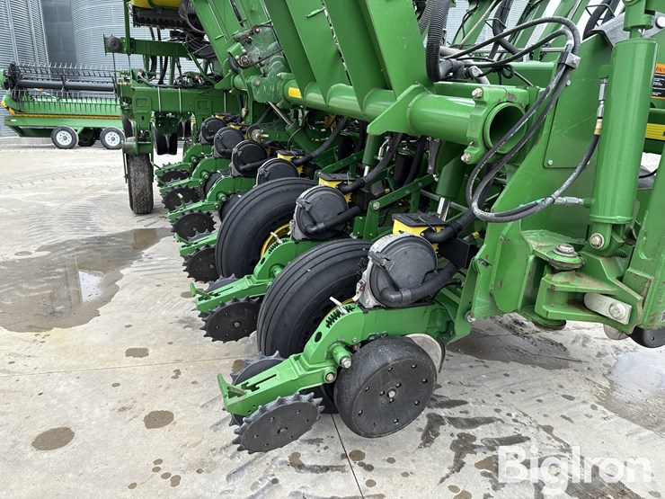 john-deere-16-image-12