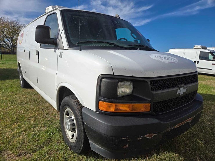 2017-chevrolet-express-g3500-image-3