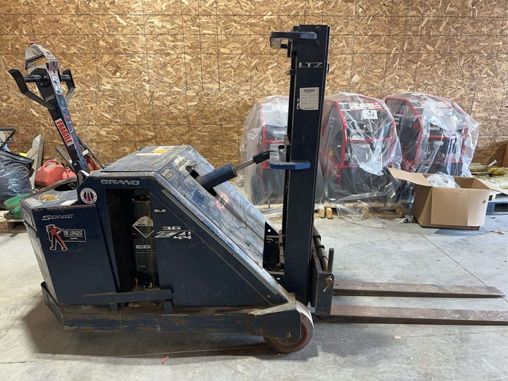 blue-giant-lt90w30-electric-walk-behind-pallet-jack-with-charger-image-4