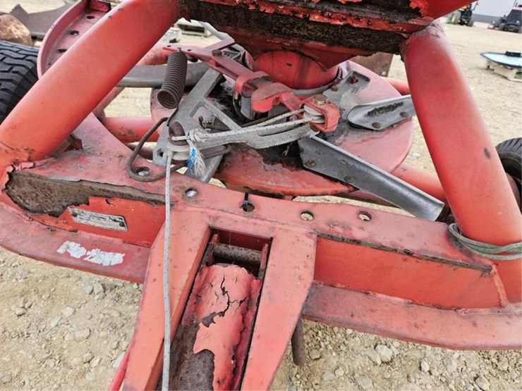 #3113-•-lely-pull-type-broad-cast-seeder-image-10