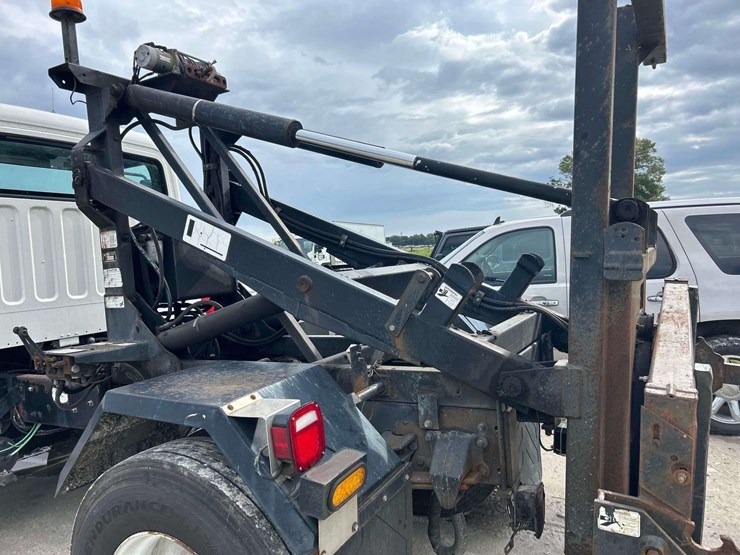 2005-freightliner-m2-106-image-21