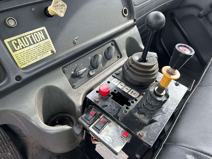 2005-freightliner-m2-106-image-16